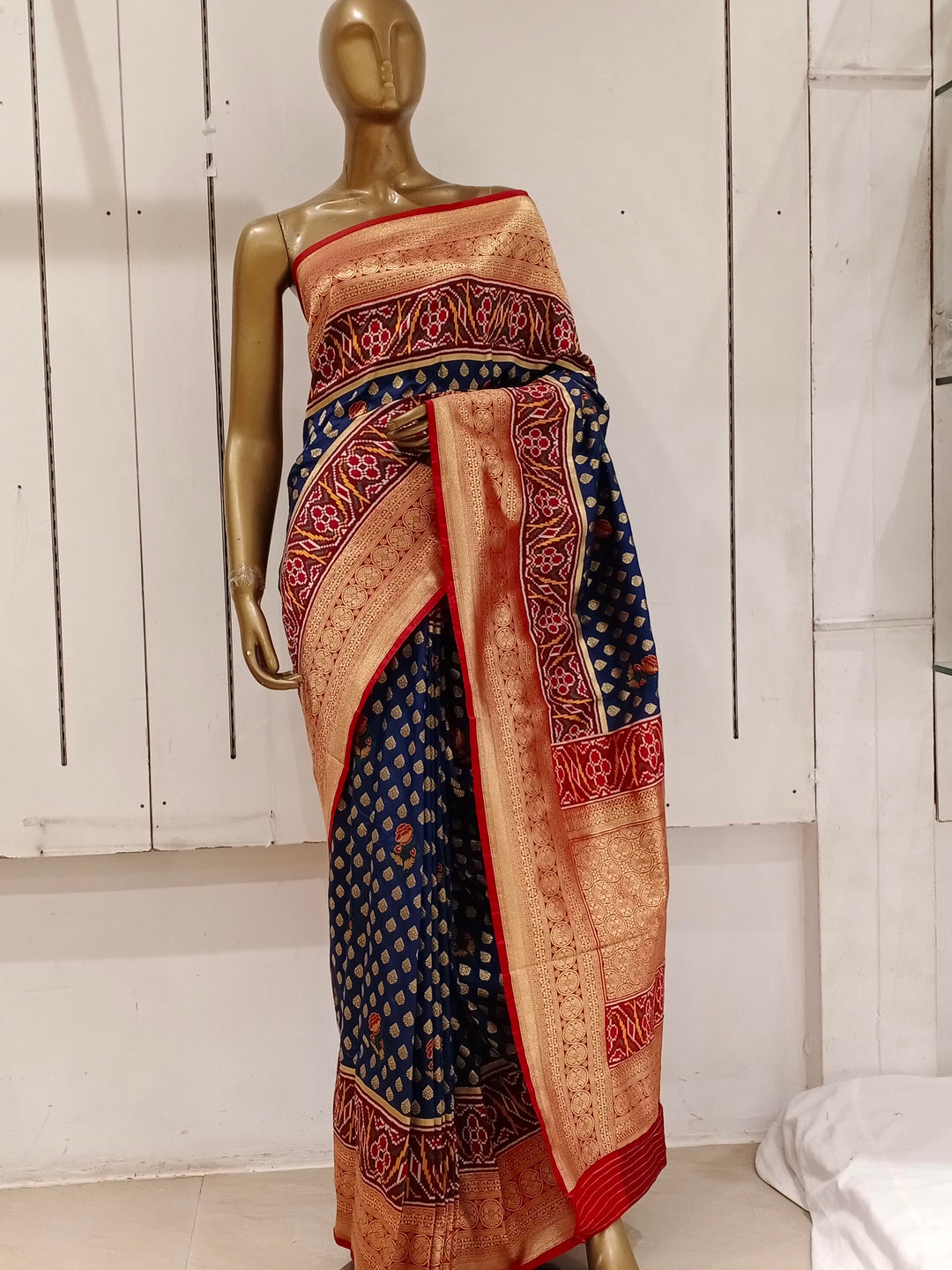 Chhabra 555 Navy Blue Banarasi Silk Blend Ethnic Saree Embellished With Bold Border