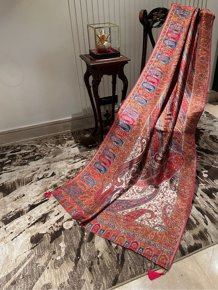 Exquisite Silk Saree with Intricate Paisley Design