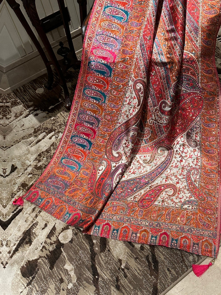Exquisite Silk Saree with Intricate Paisley Design