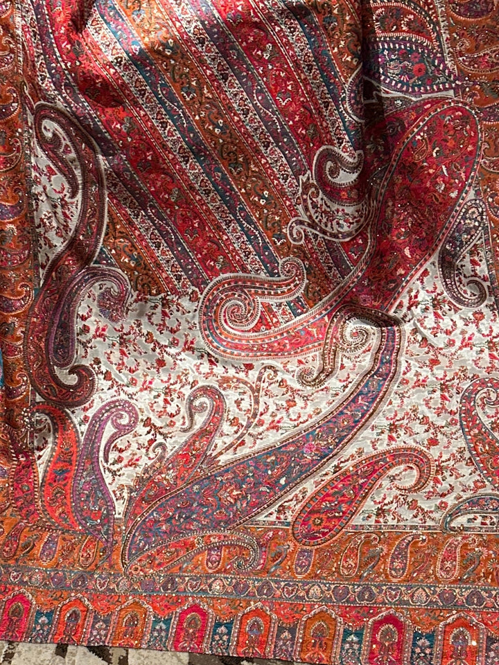 Exquisite Silk Saree with Intricate Paisley Design