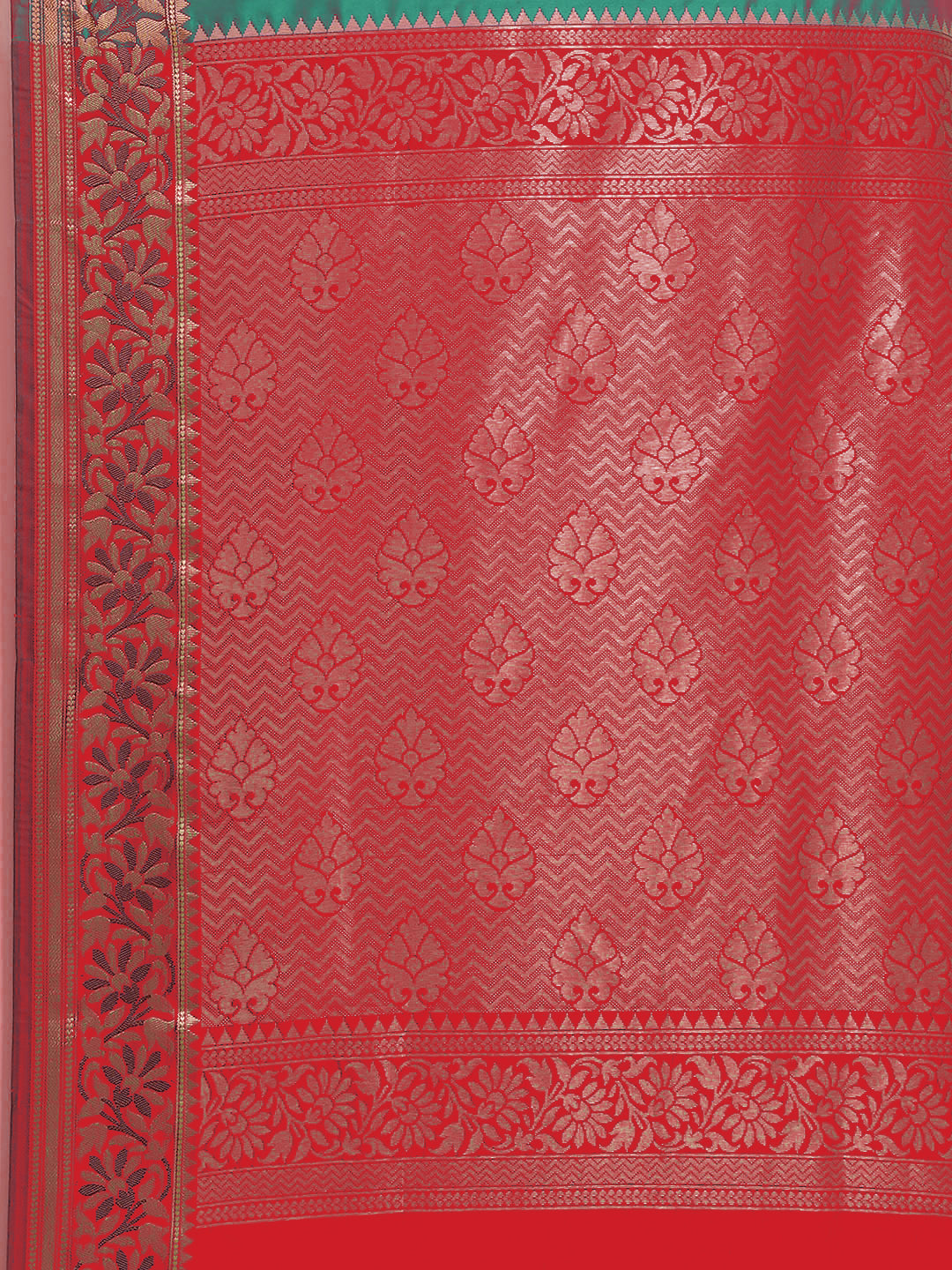 Floral Ethnic Motifs Banarasi Silk Saree with Contrast Pallu