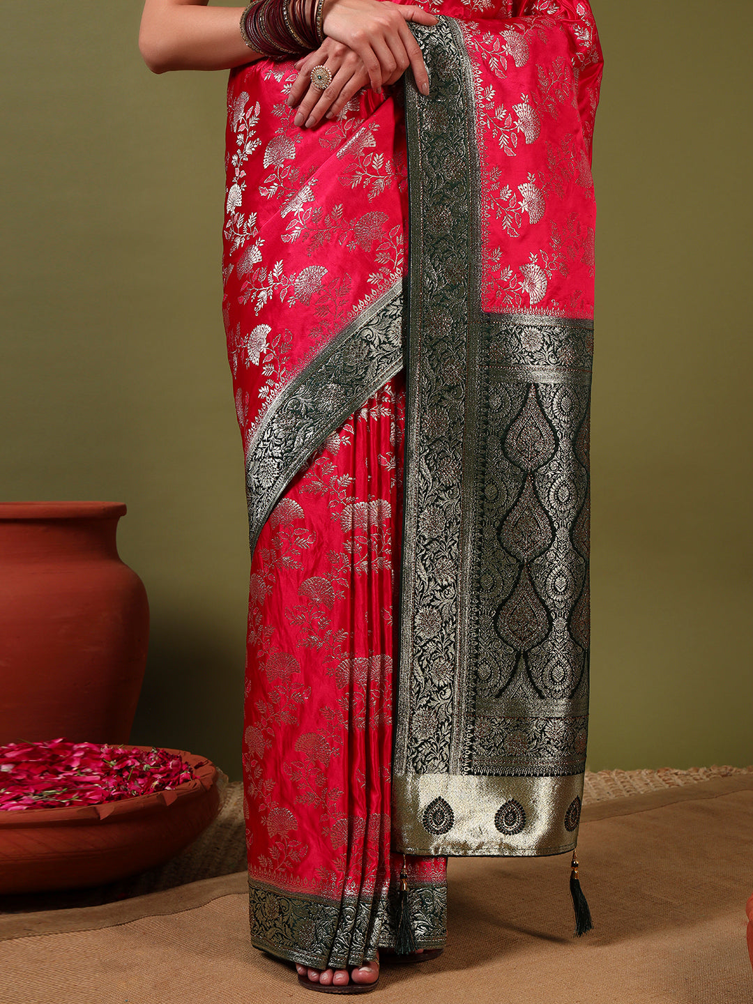 Banarasi Intricate Floral Motifs Zari Woven Traditional Handloom Satin Silk Saree