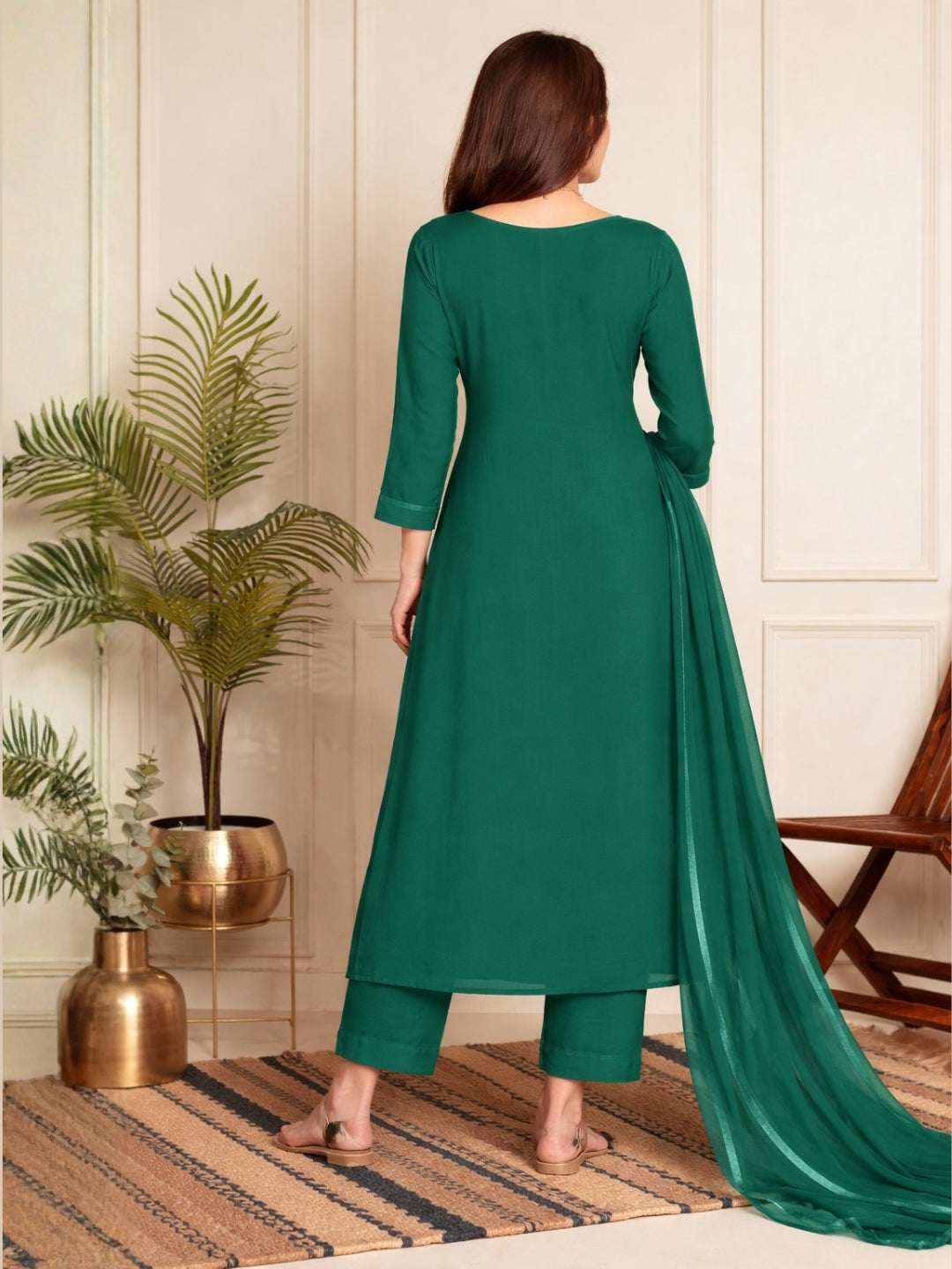 Chiffon Zari Embroidered Kurta Set with Stylized V-neck, Straight Pants & Floral Motifs