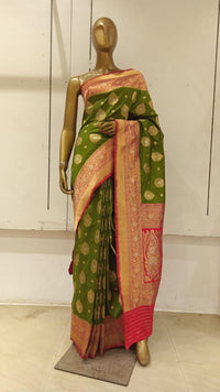 Chhabra 555 Green Banarasi Silk Traditional Saree Embellished With Contrast Pallu & Border