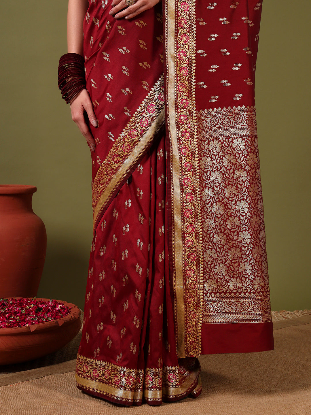 Banarasi Zari Woven Traditional Handloom Silk Saree with Intricate Floral Motifs