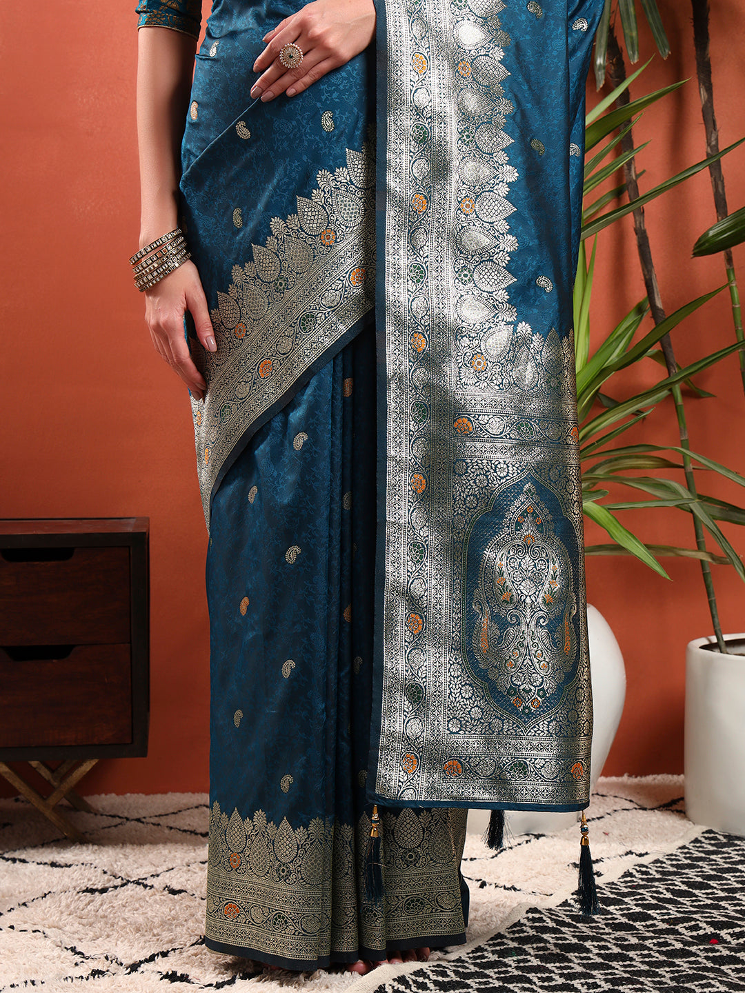 Handloom Banarasi Brocade Handloom Silk saree with Meenakari Weaving, Paisley Border