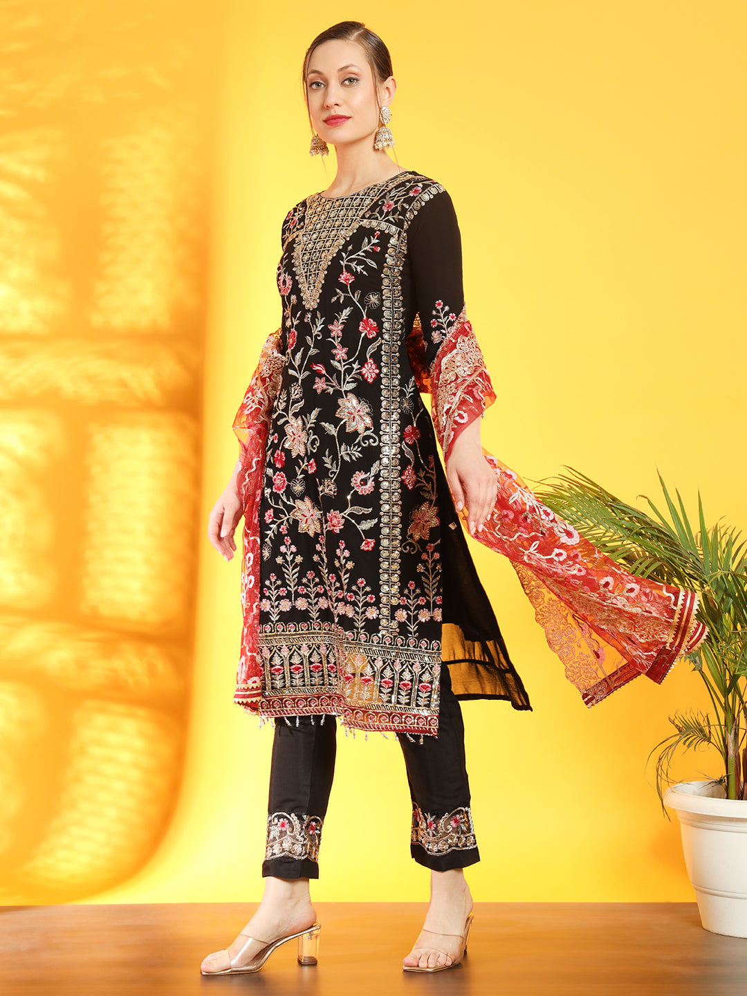 Pakistani Inspired Floral Embroidery Georgette Kurta Set With Contrast Scalloped Dupatta