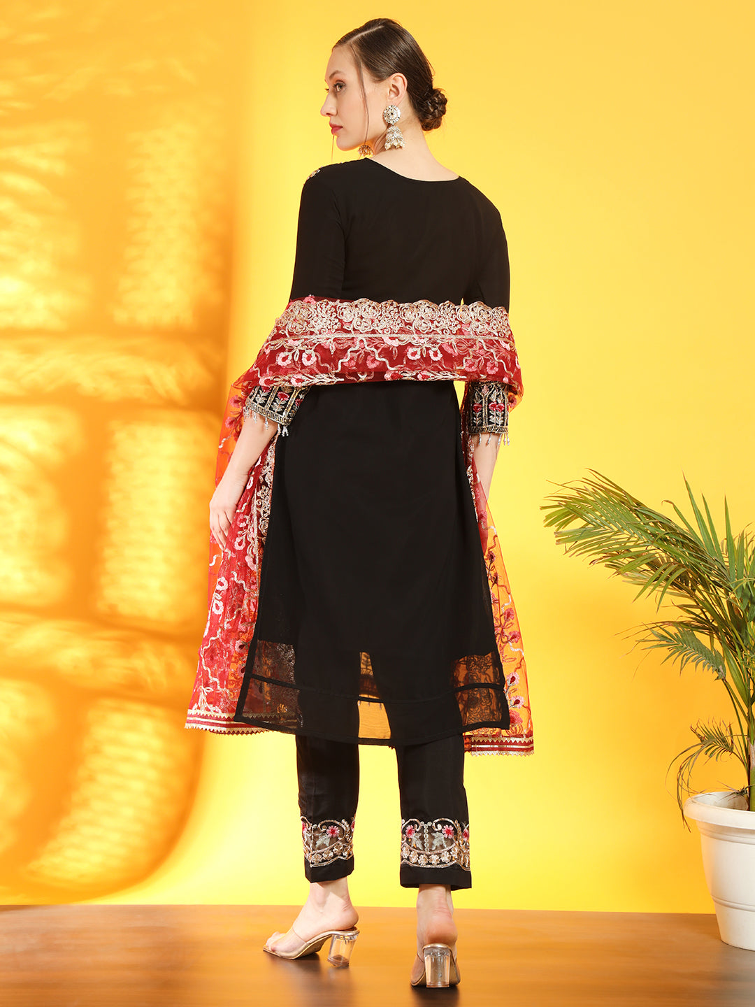Pakistani Inspired Floral Embroidery Georgette Kurta Set With Contrast Scalloped Dupatta