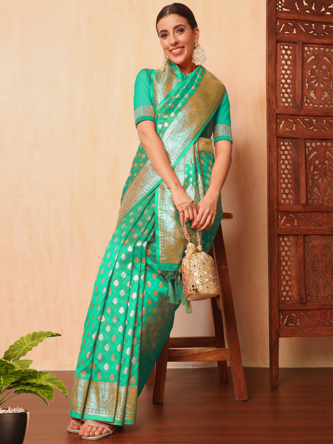 Resham & Zari Woven Traditional Silk Banarasi Saree with Ethnic ambi Motifs