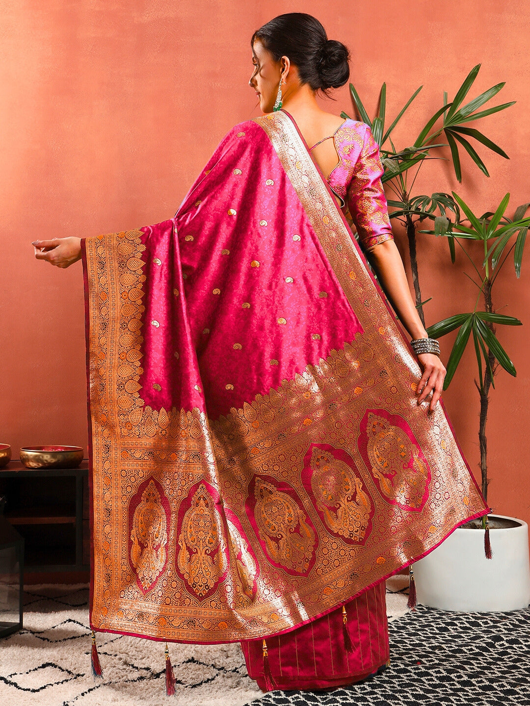 Handloom Banarasi Brocade Handloom Silk saree with Meenakari Weaving, Paisley Border