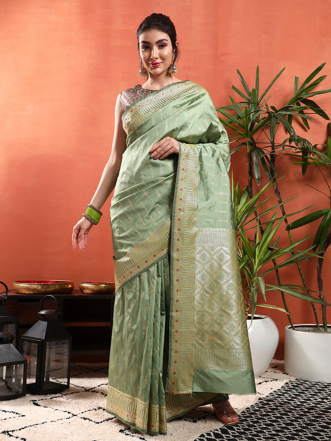 Banarasi Zari Woven Traditional Handloom Silk Saree with Intricate Floral Motifs