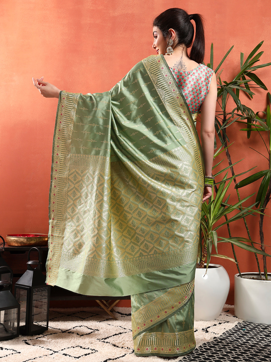 Banarasi Zari Woven Traditional Handloom Silk Saree with Intricate Floral Motifs
