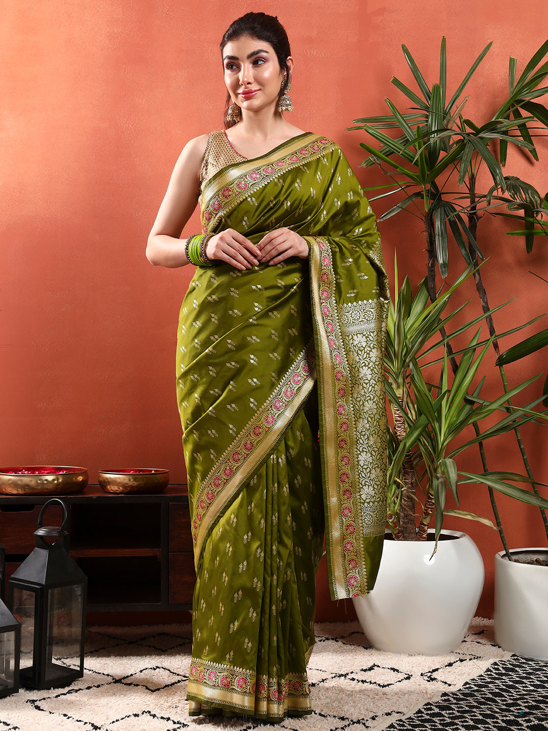 Banarasi Zari Woven Traditional Handloom Silk Saree with Intricate Floral Motifs
