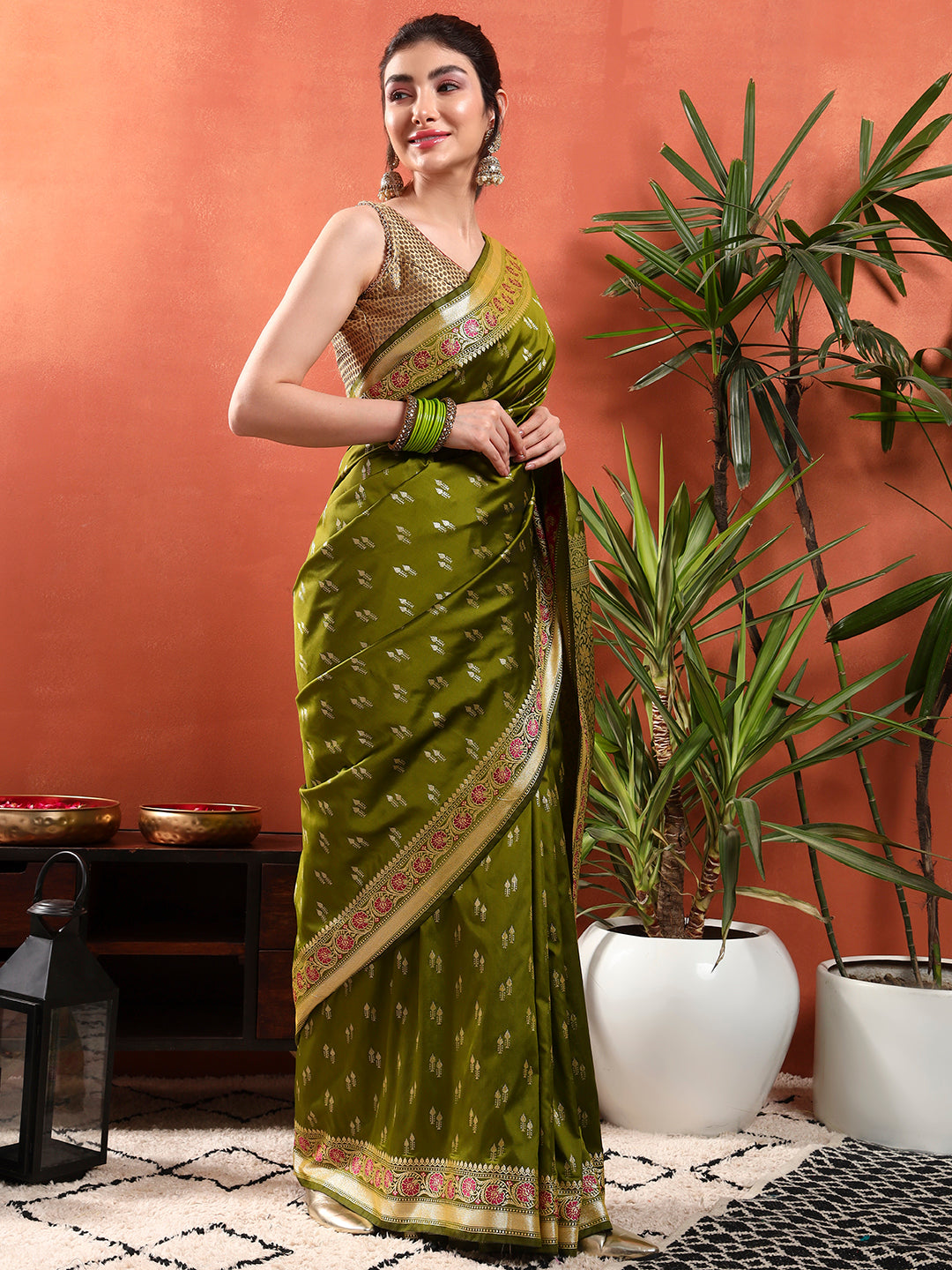 Banarasi Zari Woven Traditional Handloom Silk Saree with Intricate Floral Motifs