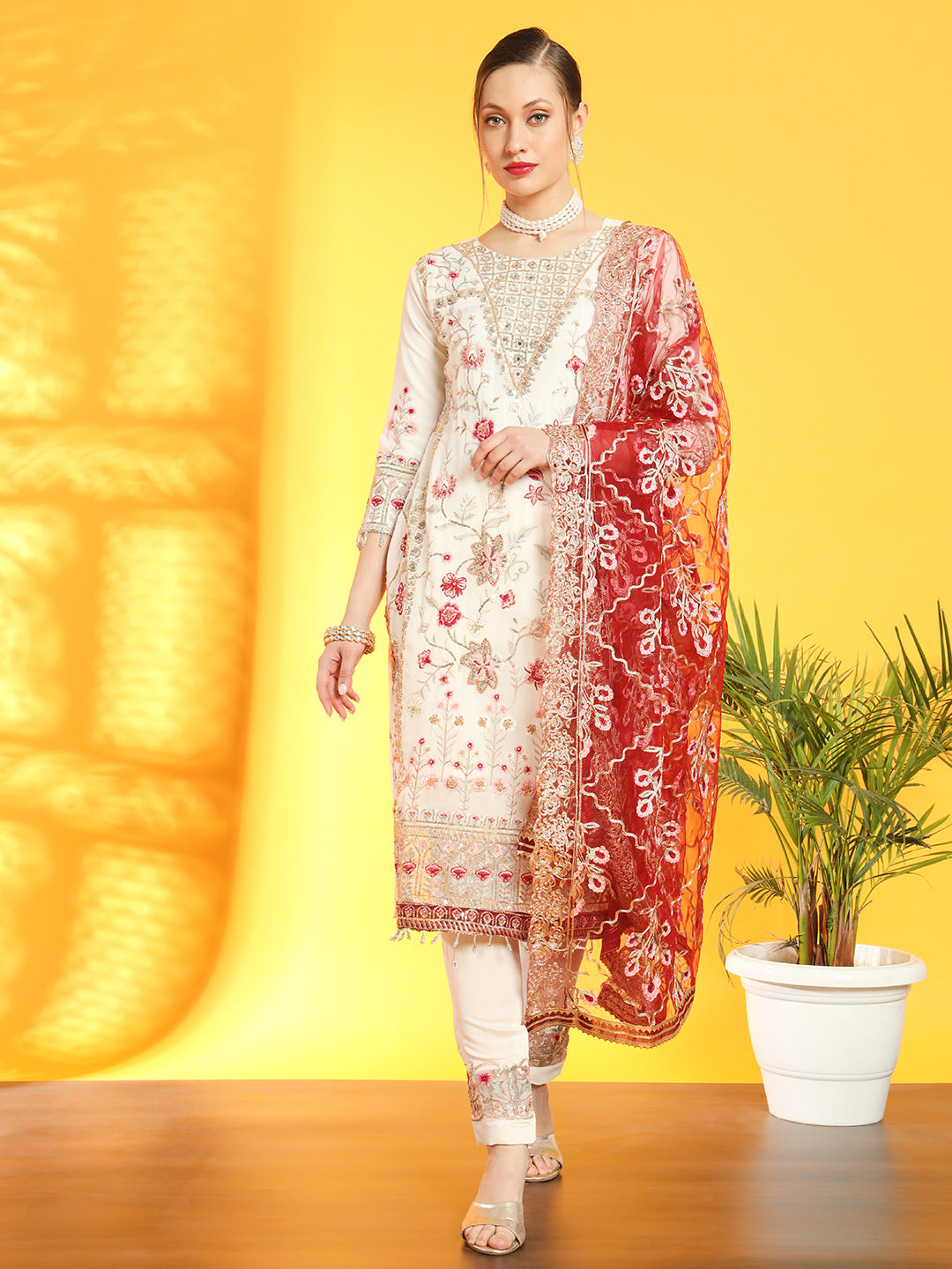 Pakistani Inspired Floral Embroidery Georgette Kurta Set With Contrast Scalloped Dupatta