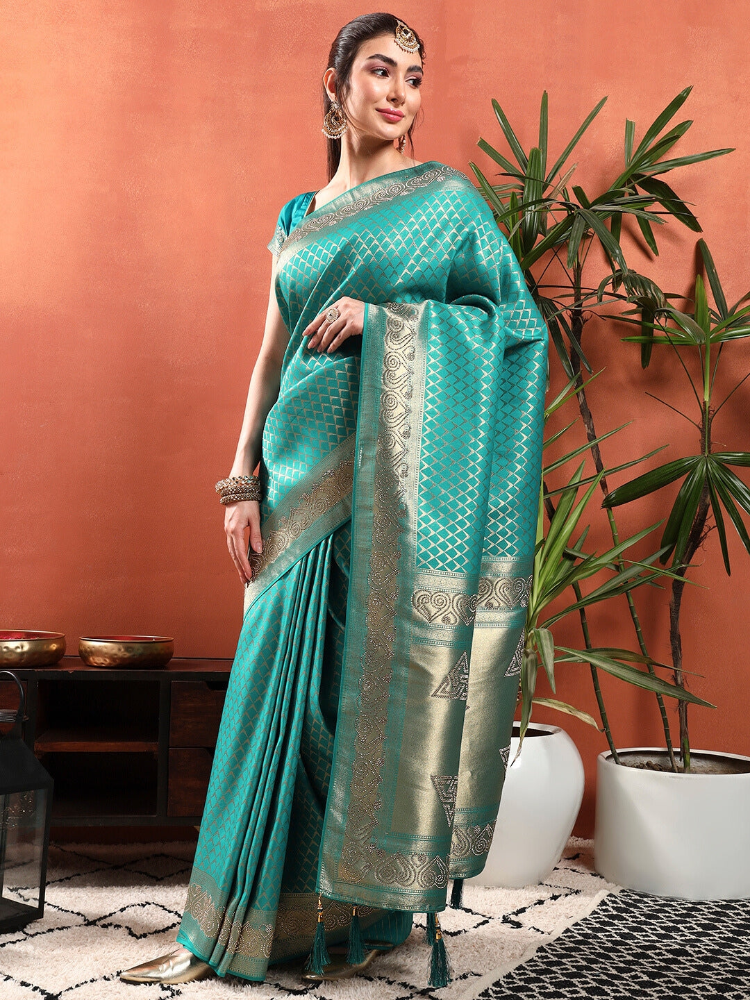 Banarasi Handloom saree with Lattice Weaving & Crystal Embellished Heart Motif Border