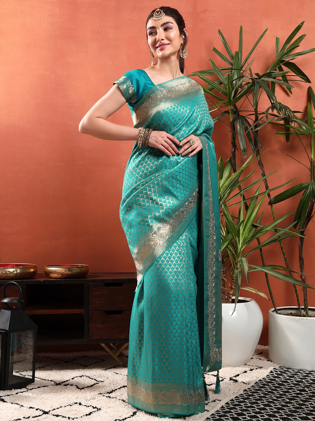 Banarasi Handloom saree with Lattice Weaving & Crystal Embellished Heart Motif Border