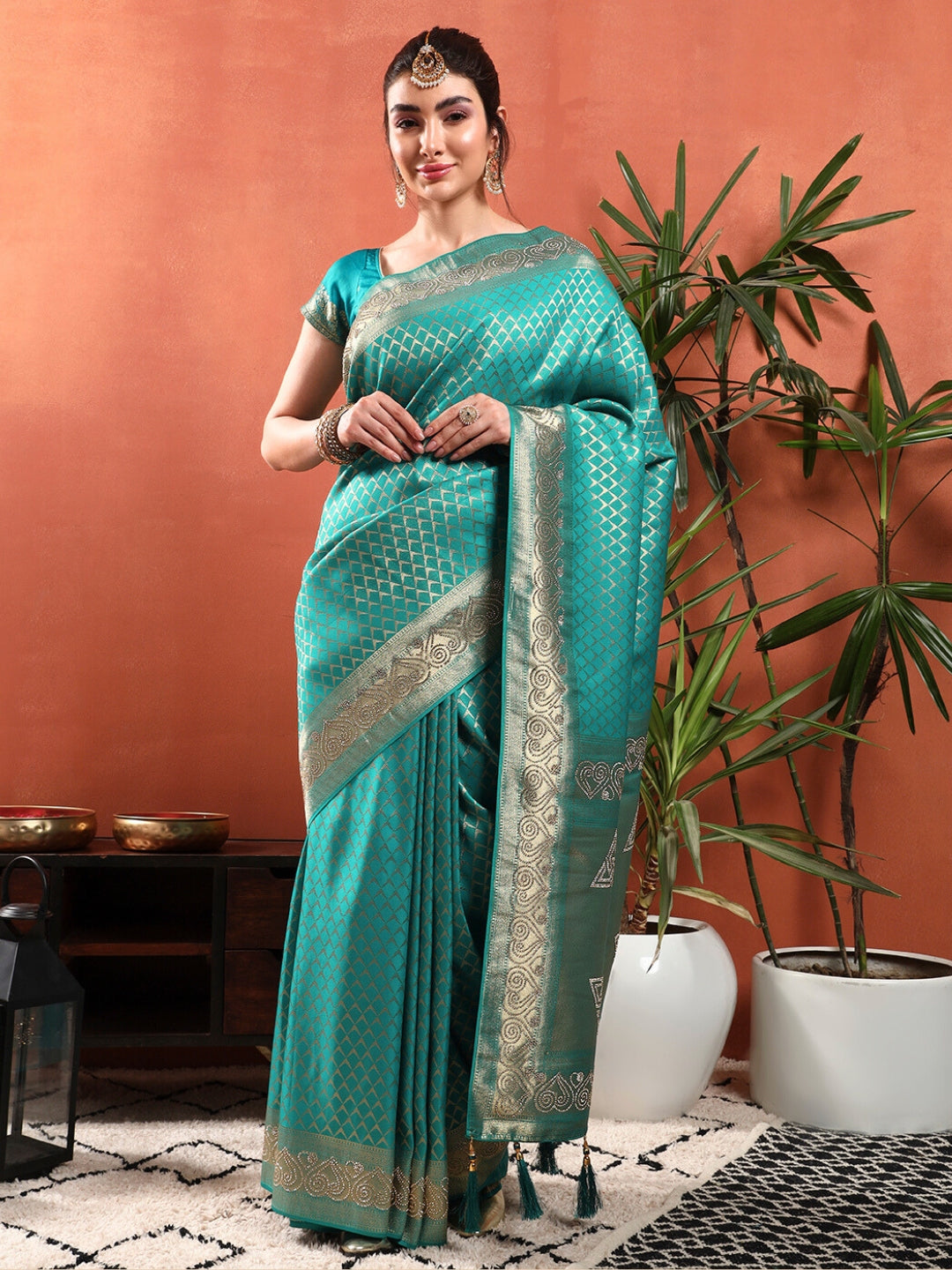 Banarasi Handloom saree with Lattice Weaving & Crystal Embellished Heart Motif Border