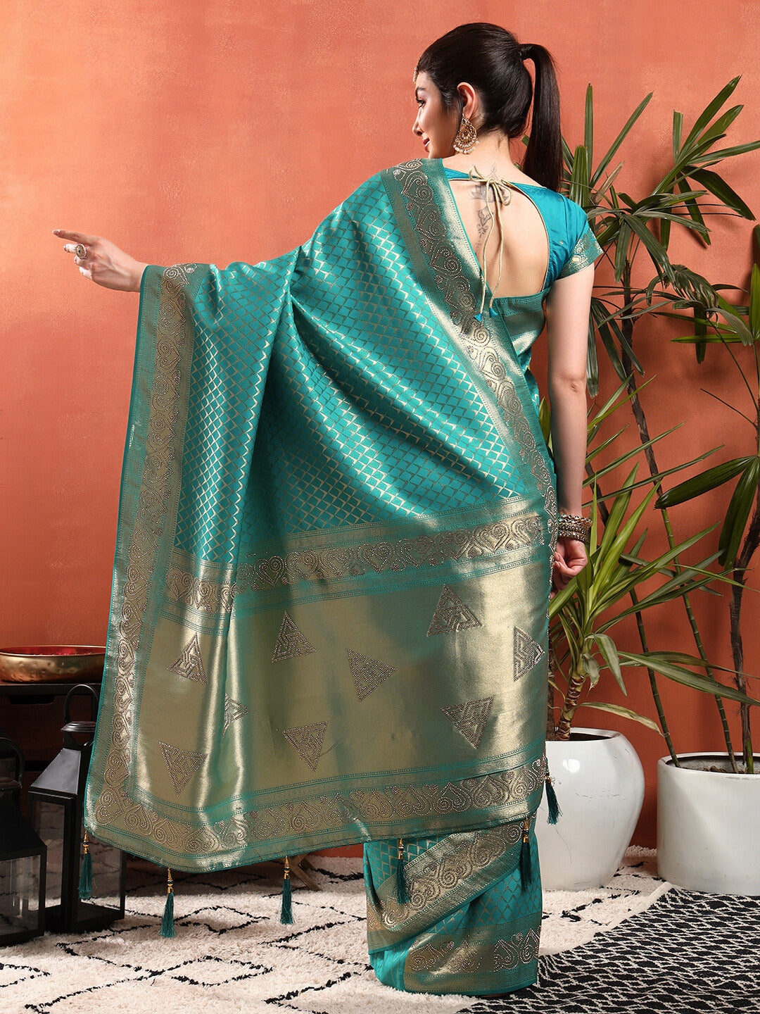Banarasi Handloom saree with Lattice Weaving & Crystal Embellished Heart Motif Border