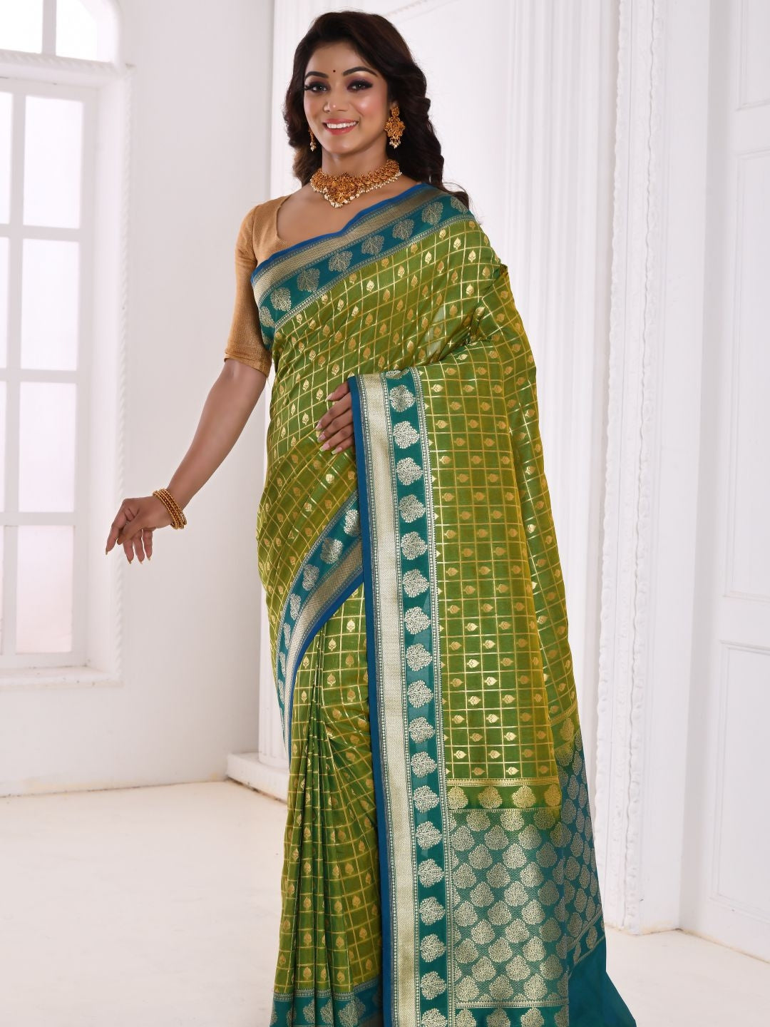 Green Banarasi Silk Traditional Saree With Contrast Border, Pallu