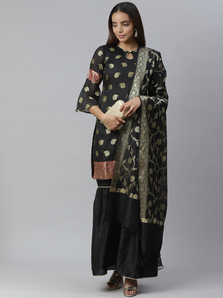 Banarasi Kurta Set with Zari meenakari Stylish weaving and Handloom dupatta